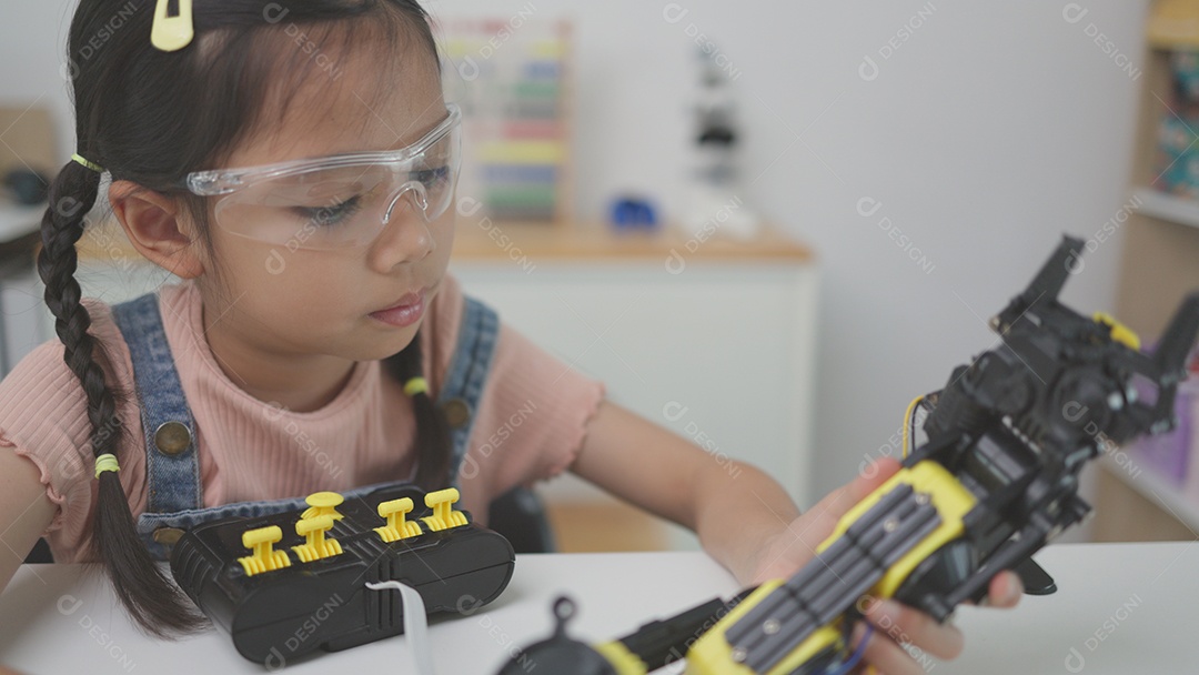 Aula de programação robótica as crianças constroem e codificam robôs