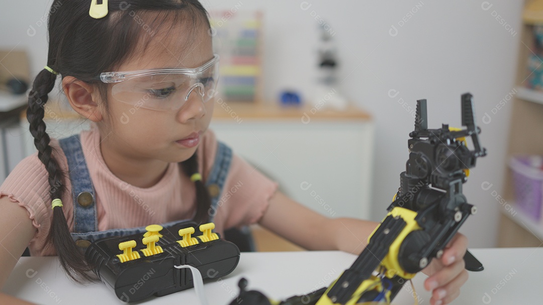 Aula de programação robótica as crianças constroem e codificam robôs
