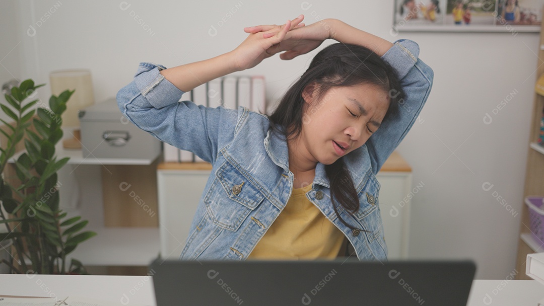 Relaxe a adolescente asiática esticando os braços acima da cabeça relaxando descansando