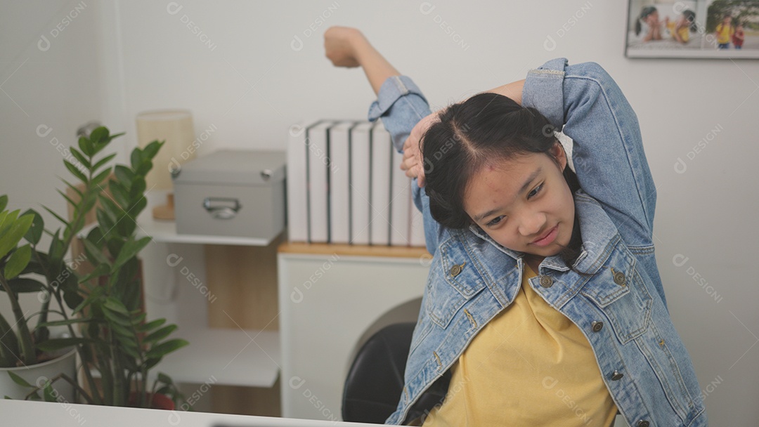 Relaxe a adolescente asiática esticando os braços acima da cabeça relaxando descansando