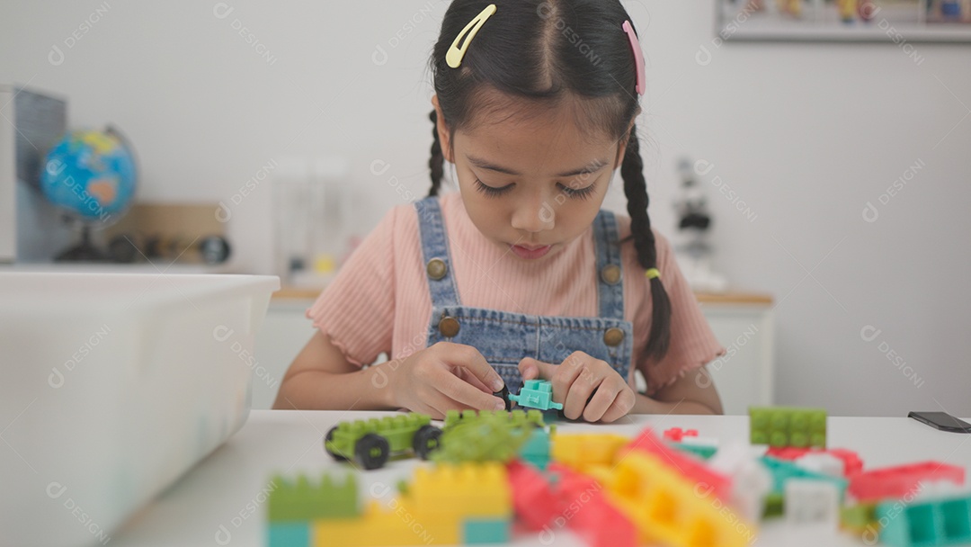 Criança brincando com blocos de brinquedos coloridos
