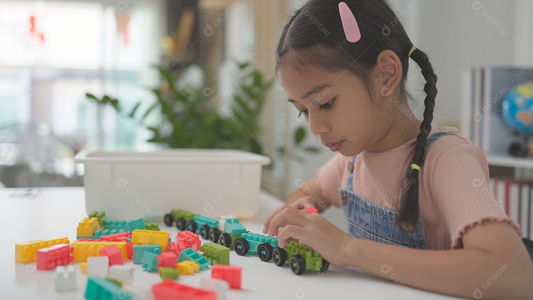 Criança brincando com blocos de brinquedos coloridos