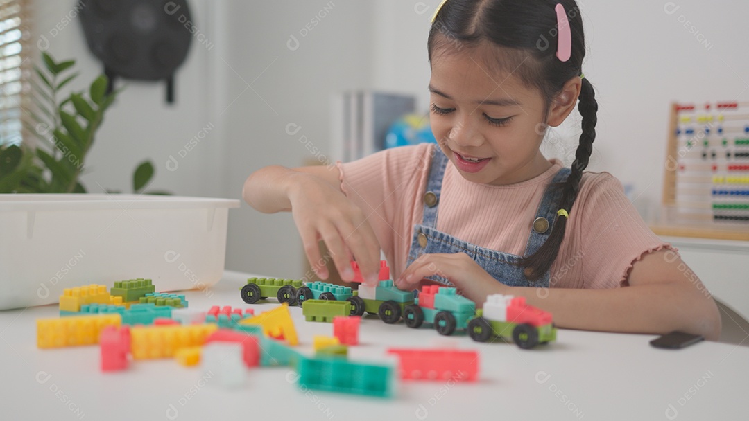 Criança brincando com blocos de brinquedos coloridos