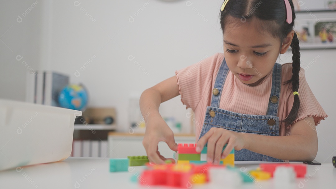 Criança brincando com blocos de brinquedos coloridos