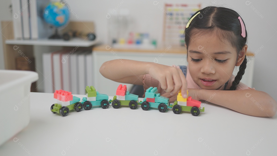 Criança brincando com blocos de brinquedos coloridos