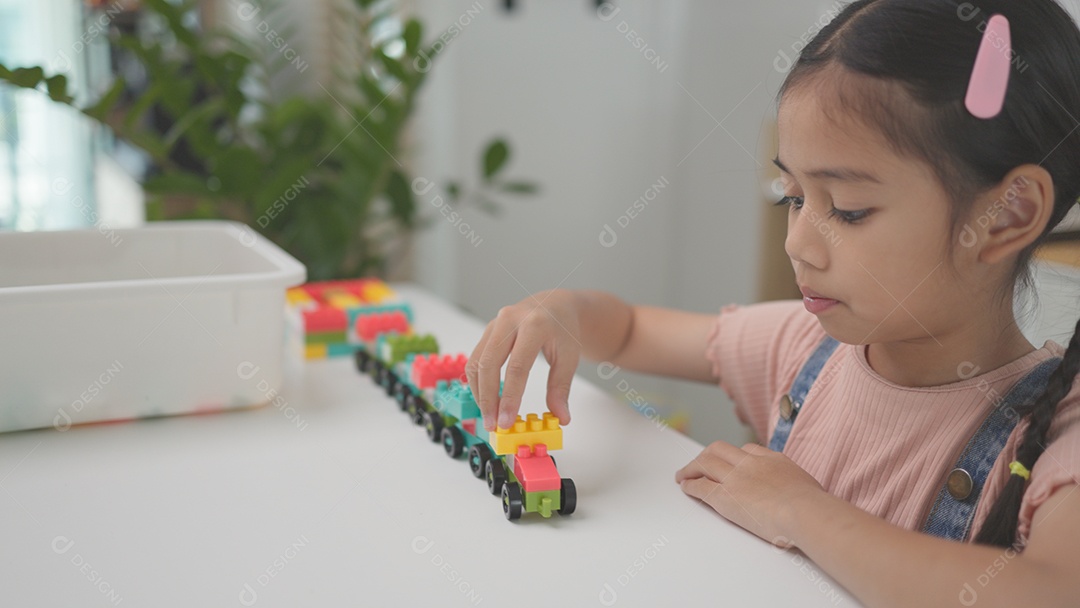 Criança brincando com blocos de brinquedos coloridos