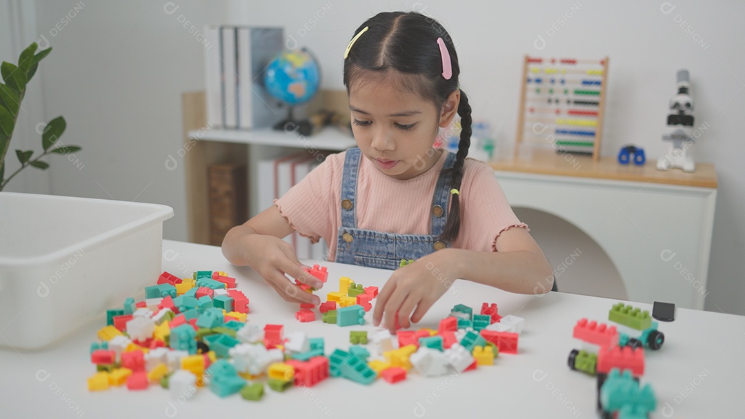 Criança brincando com blocos de brinquedos coloridos