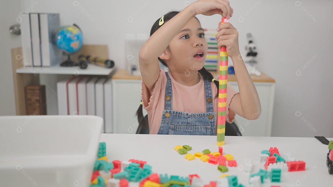Criança brincando com blocos de brinquedos coloridos