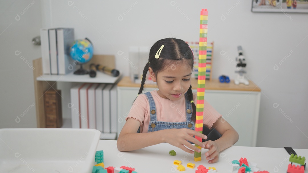 Criança brincando com blocos de brinquedos coloridos