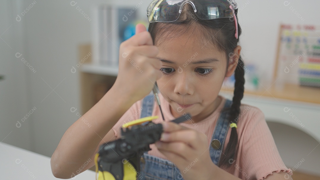Educação STEM usando blocos construtores e laptop joystick de controle remoto