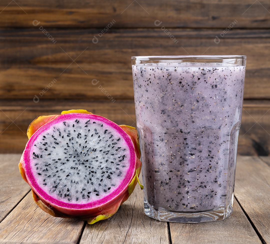 A imagem mostra uma pitaia, também conhecida como fruta do dragão