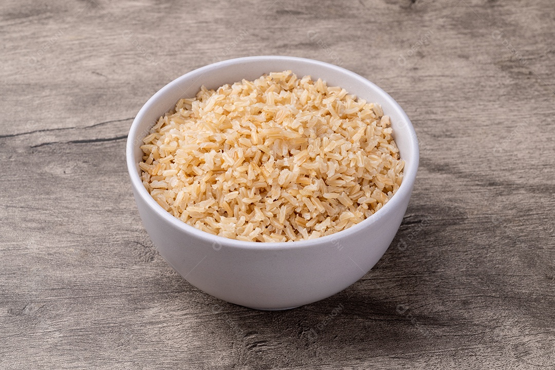 A imagem mostra uma tigela de arroz integral