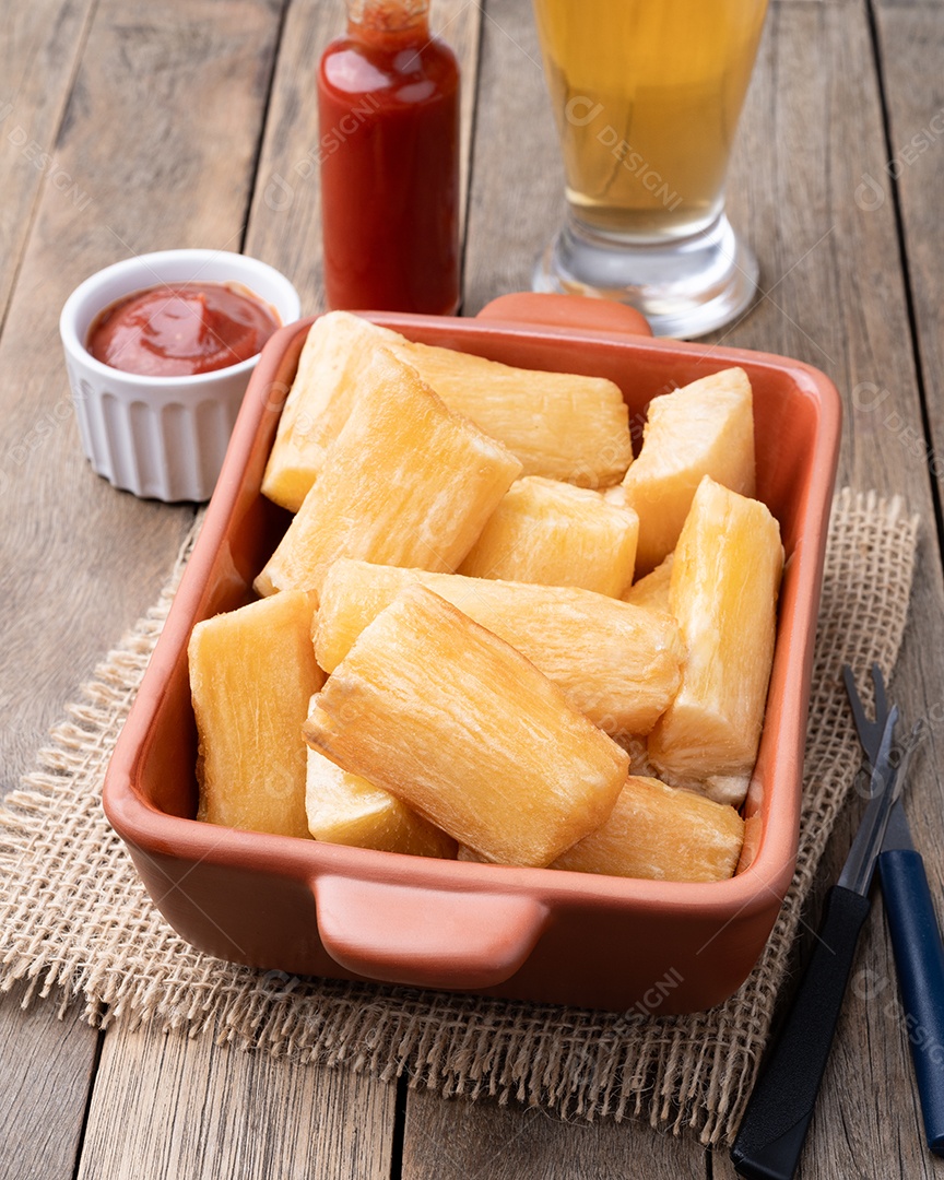 A imagem mostra porções de mandioca frita, um petisco popular no Brasil