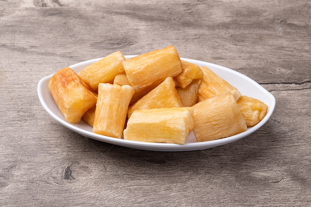 A imagem mostra mandioca frita, um petisco popular no Brasil