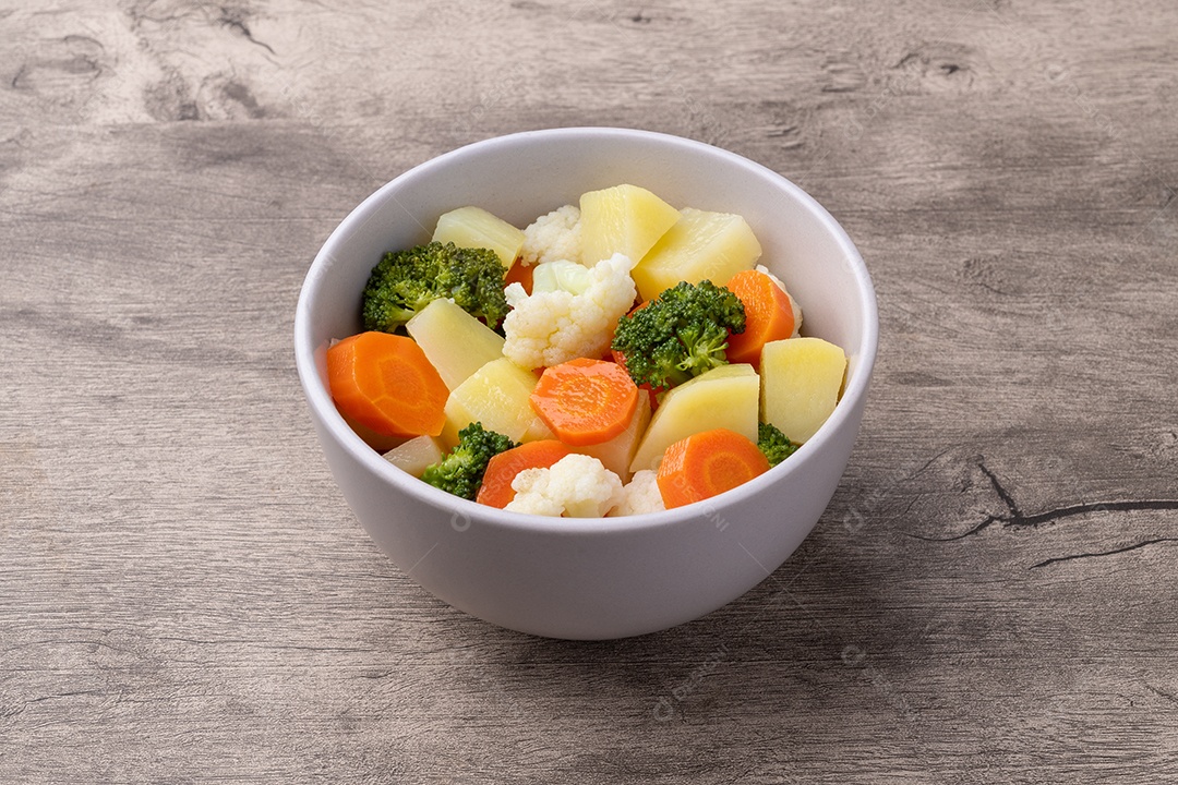 Legumes Cozidos fundo isolado branco