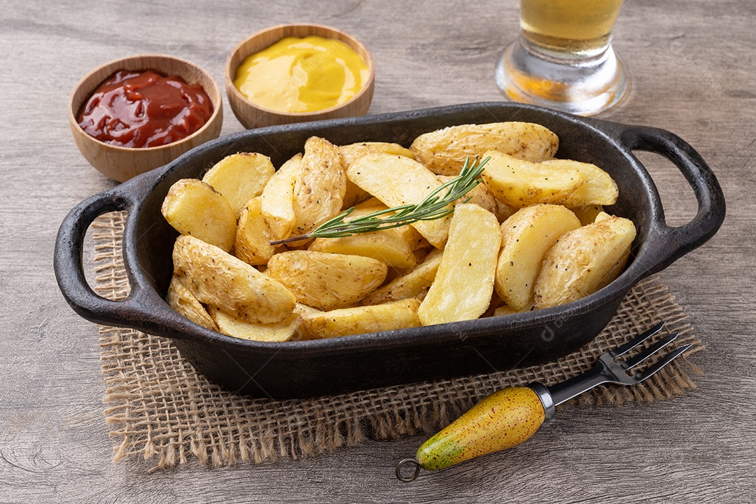 A imagem mostra batatas rústicas, que são batatas cortadas