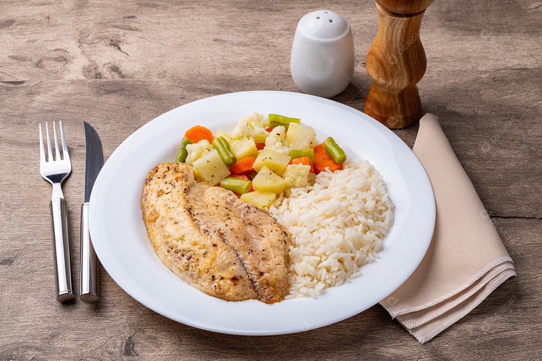 A imagem mostra um prato de comida que se assemelha ao Poc Chuc