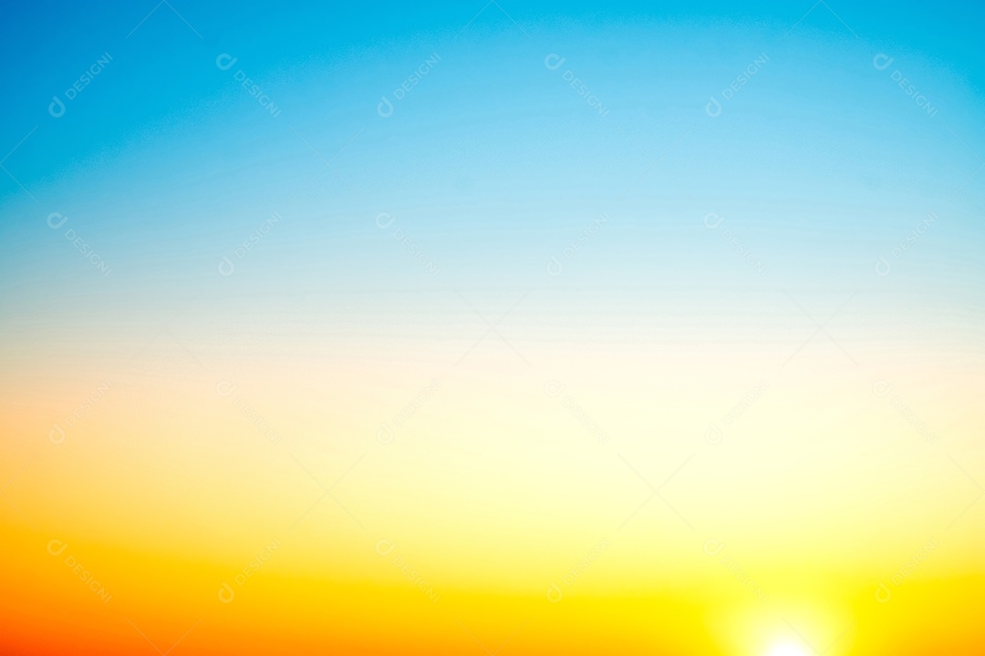 Lindas e luxuosas nuvens douradas alaranjadas com gradiente suave e luz do sol no céu azul perfeitas para o fundo