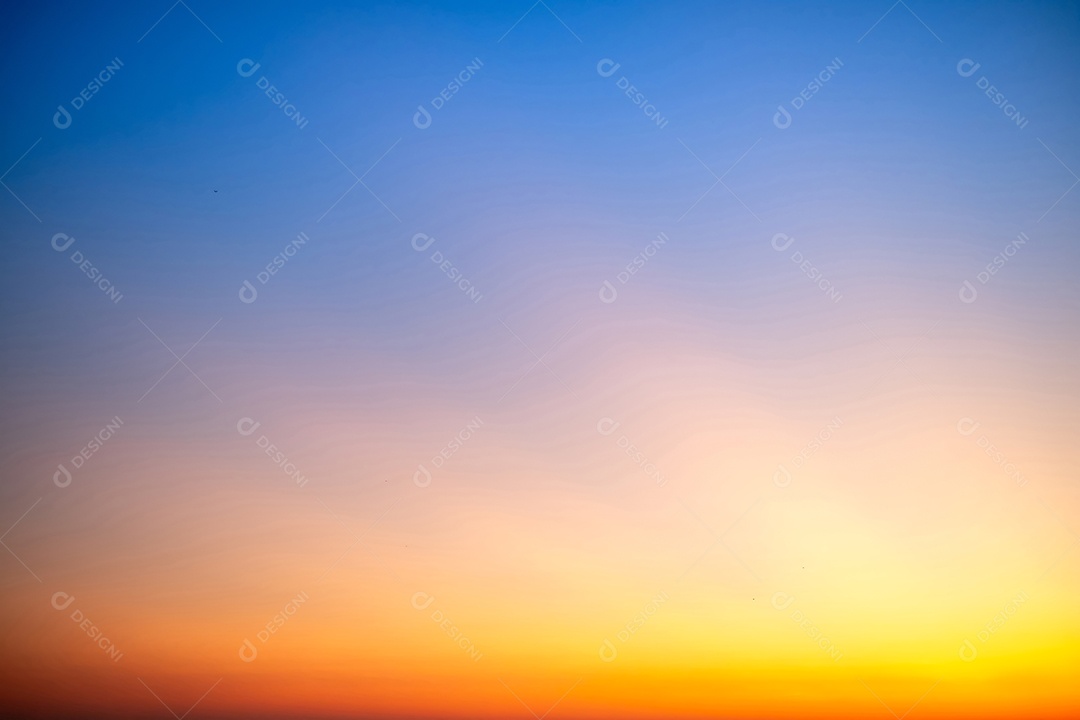 O nascer do sol é decorado com nuvens em vários formatos