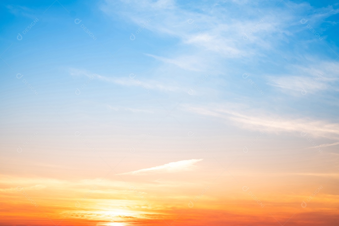 O nascer do sol é decorado com nuvens em vários formatos