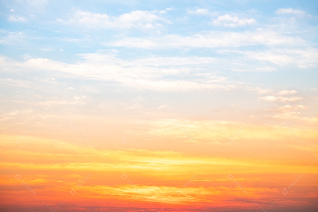Lindas e luxuosas nuvens douradas alaranjadas com gradiente suave e luz do sol no céu azul perfeitas para o fundo
