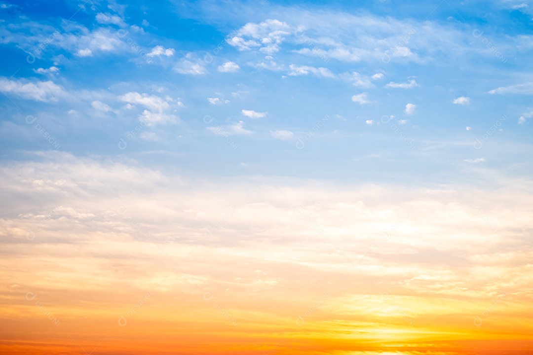 Lindas e luxuosas nuvens douradas alaranjadas com gradiente suave e luz do sol no céu azul perfeitas para o fundo