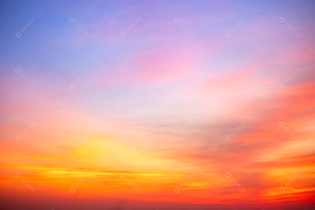 Lindas e luxuosas nuvens douradas alaranjadas com gradiente suave e luz do sol no céu azul perfeitas para o fundo