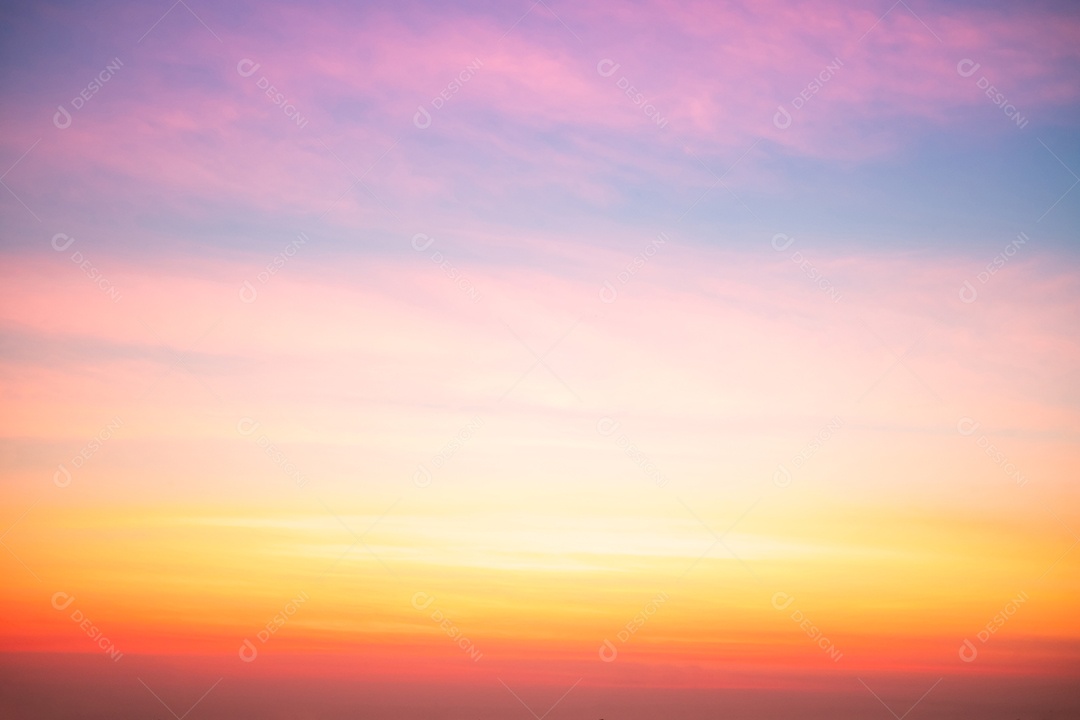 Lindas e luxuosas nuvens douradas alaranjadas com gradiente suave e luz do sol no céu azul perfeitas para o fundo