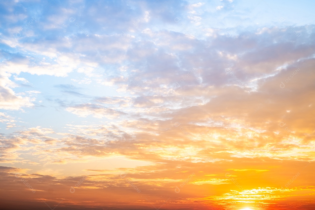 O nascer do sol é decorado com nuvens em vários formatos