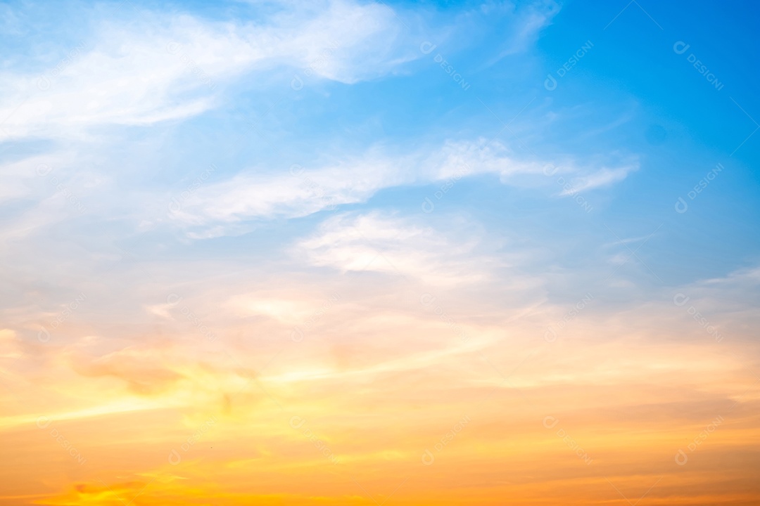 Lindas e luxuosas nuvens douradas alaranjadas com gradiente suave e luz do sol no céu azul perfeitas para o fundo