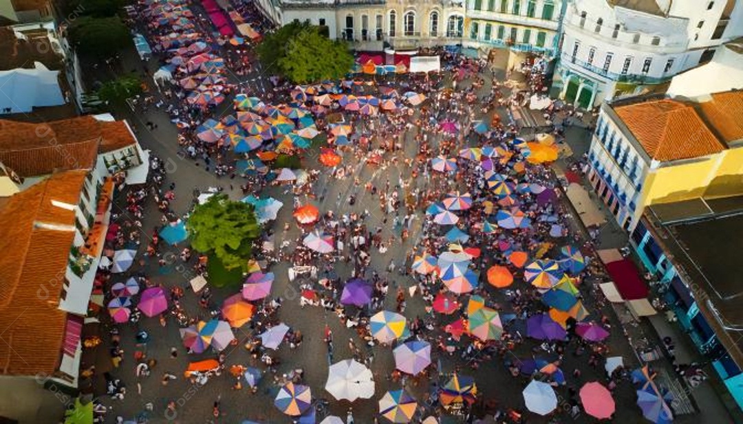 Vista aérea de várias pessoas na rua de salvador bahia brasil aproveitando o carnaval