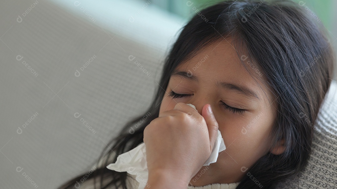 Menina asiática doente com espirros no nariz e tosse fria em lenço de papel