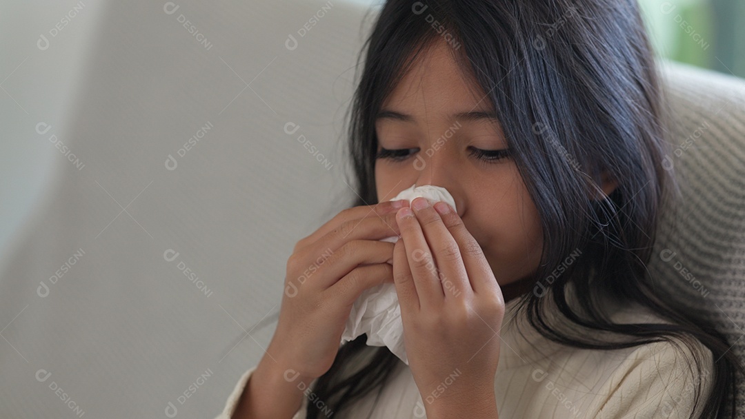 Menina asiática doente com espirros no nariz e tosse fria em lenço de papel