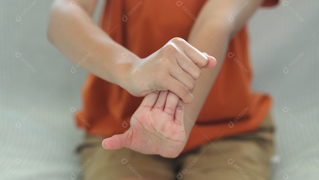 Uma mulher sente dor no pulso conceito de cuidados de saúde