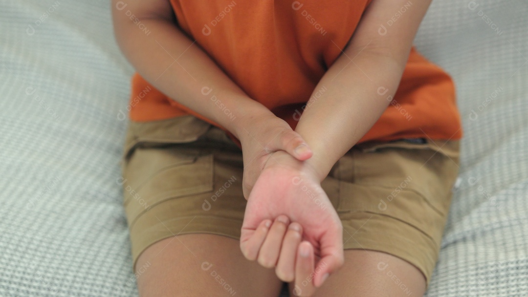 Uma mulher sente dor no pulso conceito de cuidados de saúde