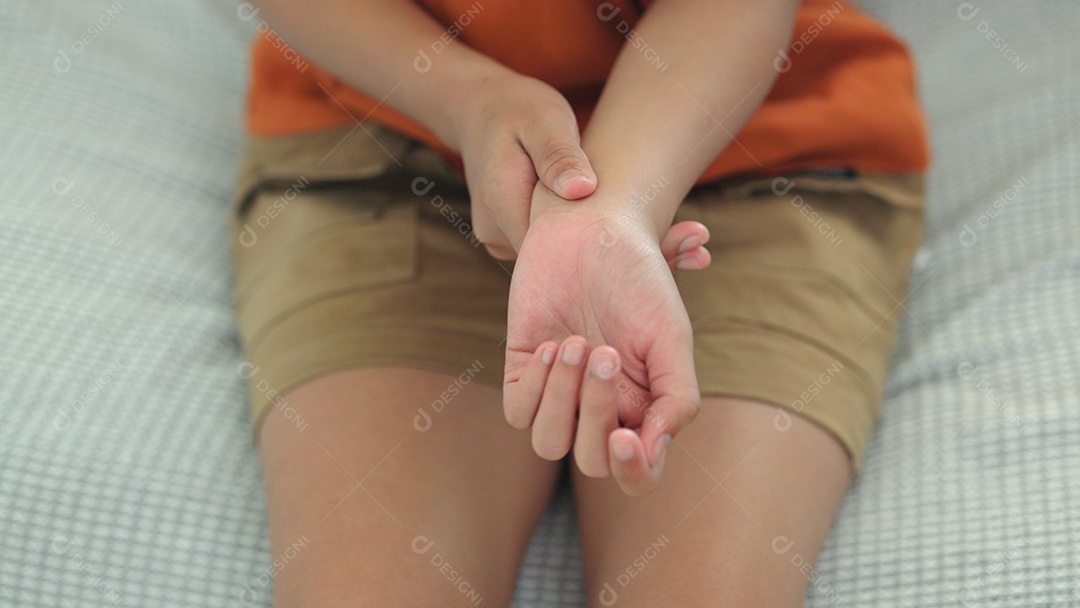 Uma mulher sente dor no pulso conceito de cuidados de saúde