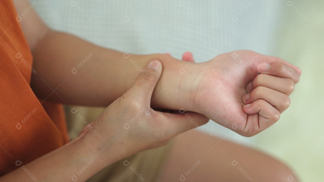 Uma mulher sente dor no pulso conceito de cuidados de saúde
