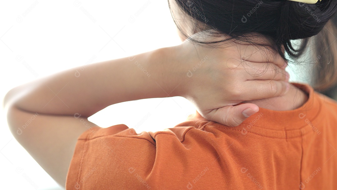 Mulher com dor tocando o pescoço