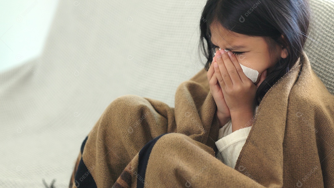 Menina asiática doente com espirros no nariz e tosse fria em lenço de papel