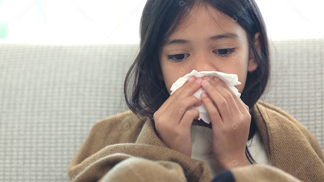 Menina asiática doente com espirros no nariz e tosse fria em lenço de papel