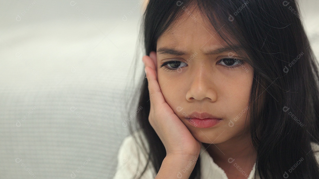 Linda menina tocando a boca com a mão com uma expressão dolorosa por causa de dor