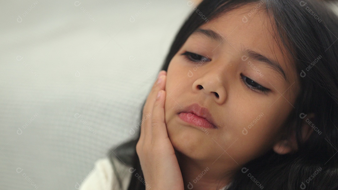 Linda menina tocando a boca com a mão com uma expressão dolorosa por causa de dor