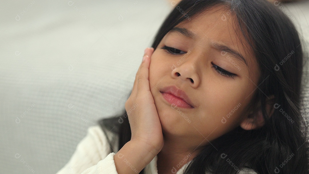 Linda menina tocando a boca com a mão com uma expressão dolorosa por causa de dor