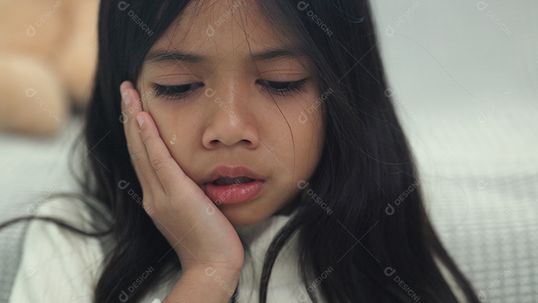 Linda menina tocando a boca com a mão com uma expressão dolorosa por causa de dor