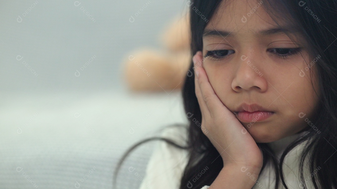Linda menina tocando a boca com a mão com uma expressão dolorosa por causa de dor