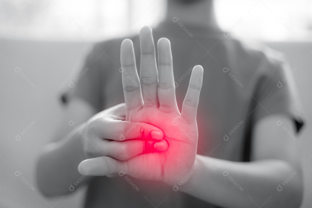 Uma mulher sente dor no pulso conceito de cuidados de saúde