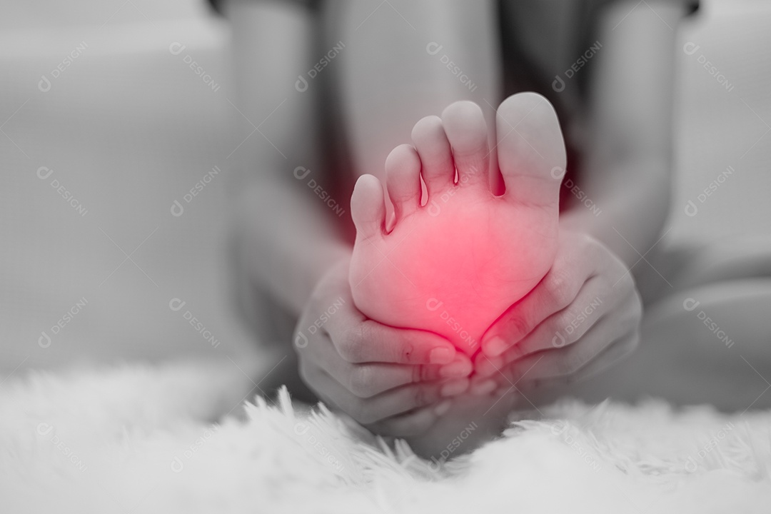 Menina tocando as pés e olhando para as veias