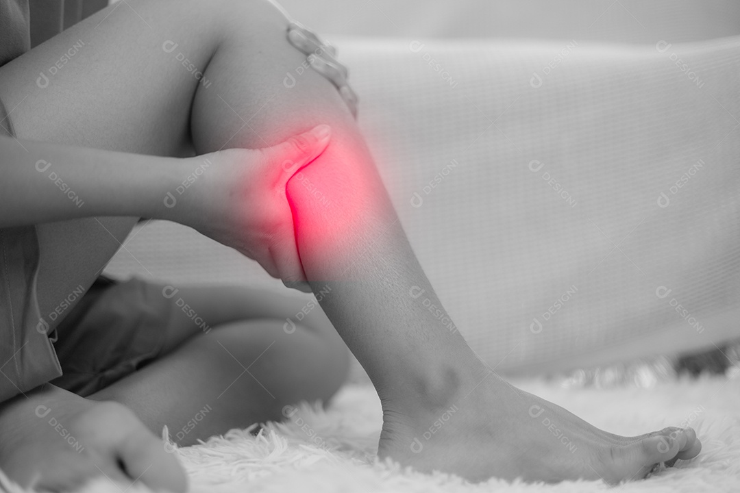 Menina tocando as pernas e olhando para as veias