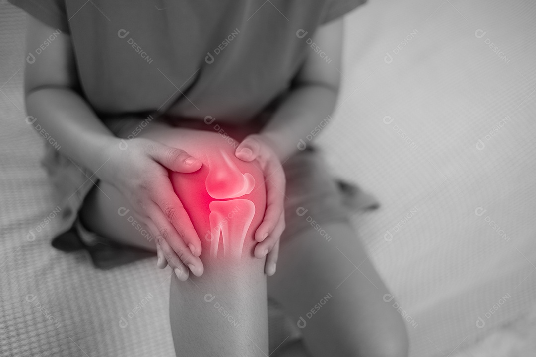 Mulher com dores nos joelhos e dores musculares devido síndrome da dor femoropatelar