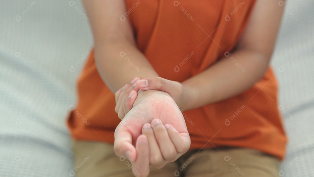 Uma mulher sente dor no pulso conceito de cuidados de saúde
